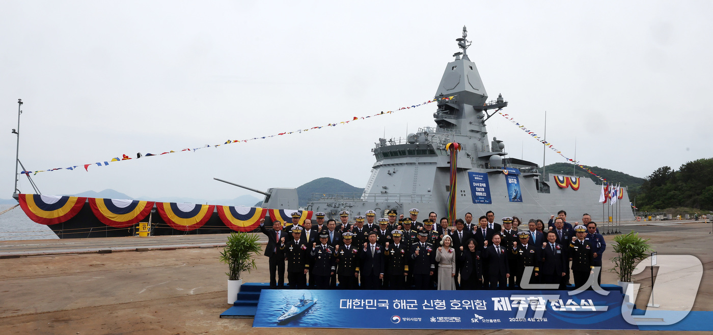 (고성=뉴스1) 윤일지 기자 = 29일 오후 경남 고성군 동해면 SK오션플랜트에서 열린 3600톤급 최신예 호위함인 울산급(Batch-Ⅲ) 4번함 '제주함' 진수식에서 진영승 합참 …