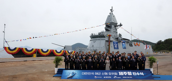 해군 3600톤급 호위함 '제주함' 진수