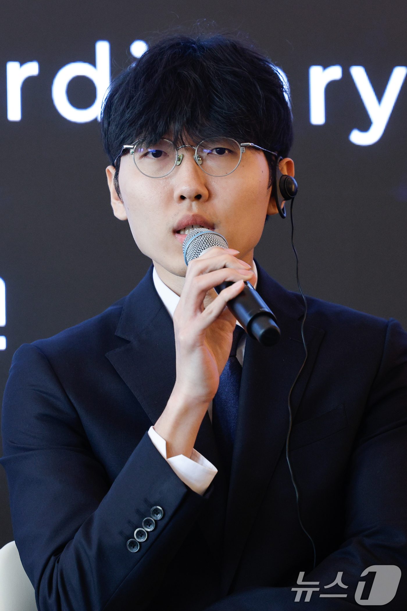 (서울=뉴스1) 안은나 기자 = 신진서 9단이 29일 서울 중구 웨스틴조선호텔에서 '알파고 10년 : 위대한 동행' 행사에 참석해 데미스 하사비스 구글 딥마인드 공동 창업자 및 C …