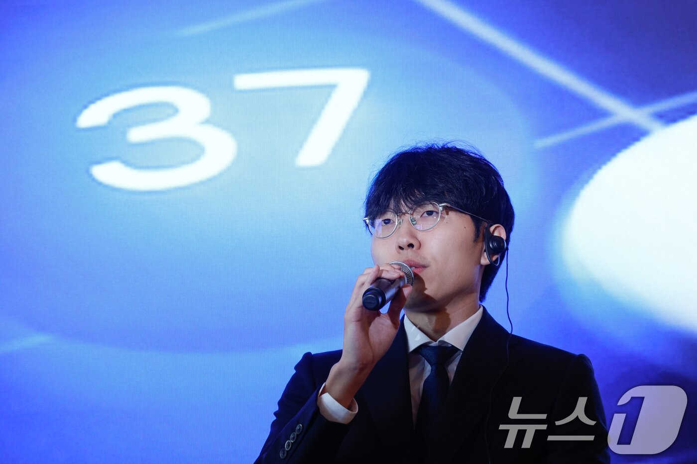 본문 이미지 - 신진서 9단이 29일 서울 중구 웨스틴조선호텔에서 '알파고 10년 : 위대한 동행' 행사에 참석해 데미스 하사비스 구글 딥마인드 공동 창업자 및 CEO와 친선대국을 마친 뒤 질문에 답하고 있다. 2026.4.29 ⓒ 뉴스1 안은나 기자