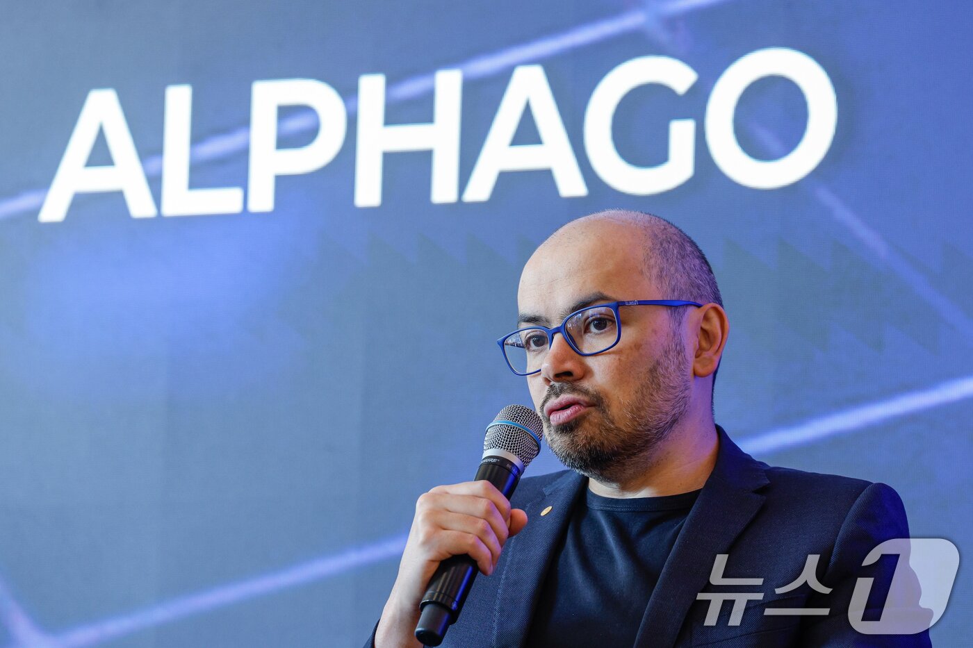 본문 이미지 - 데미스 하사비스 구글 딥마인드 공동 창업자 및 CEO가 29일 서울 중구 웨스틴조선호텔에서 '알파고 10년 : 위대한 동행' 행사에 참석해 신진서 9단과 친선대국을 마친 뒤 질문에 답하고 있다. 2026.4.29 ⓒ 뉴스1 안은나 기자