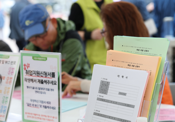 자원봉사자 도움 받아 이력서 작성하는 구직자들
