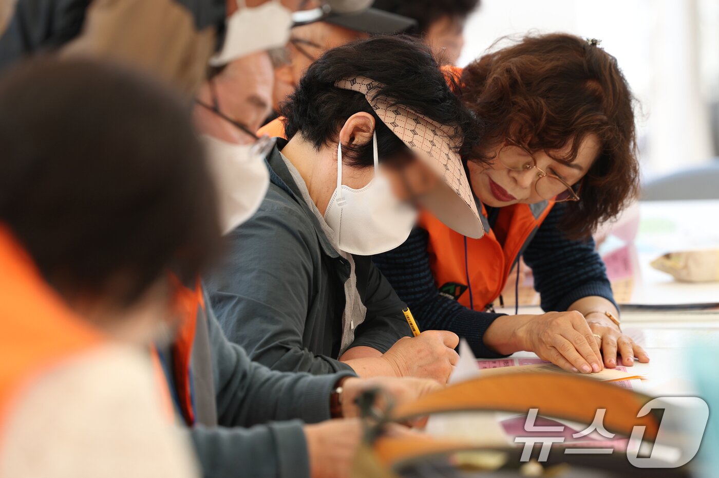 본문 이미지 - 경기 수원시 팔달구 화성행궁 광장에서 열린 '수원시 노인일자리 채용한마당'에서 중장년 구직자들이 이력서를 작성하고 있다. ⓒ 뉴스1 김영운 기자