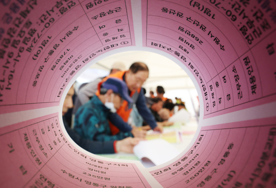 이력서 작성하는 구직자들