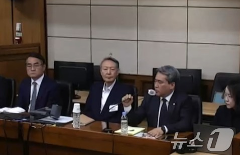 (서울=뉴스1) = 윤석열 전 대통령이 29일 오후 서울 서초구 서울고등법원에서 열린 특수공무집행방해, 직권남용 권리행사방해 등 혐의 2심 선고 공판에 출석하고 있다. (서울고등법 …