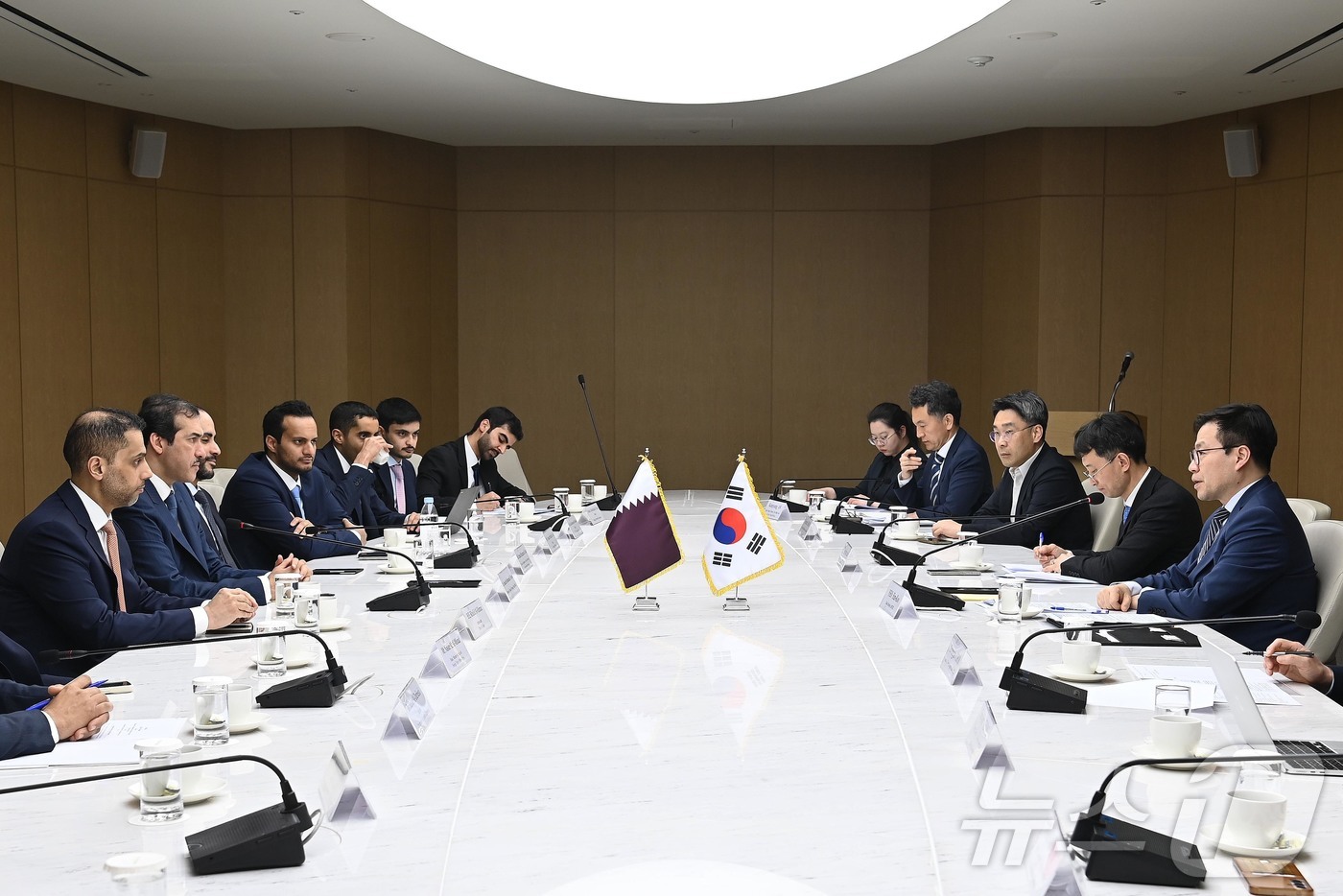 (서울=뉴스1) = 여한구 산업통상부 통상교섭본부장이 29일 오후 서울 중구 대한상공회의소에서 아흐메드 빈 모하메드 알 사예드 카타르 통상담당 국무장관과 면담을 하고 있다. (산업 …