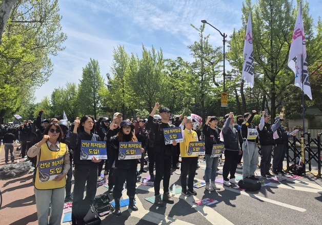 청와대 앞 배달·화물 노동자들 "우리도 노동자"…진주 사망 조합원 추모
