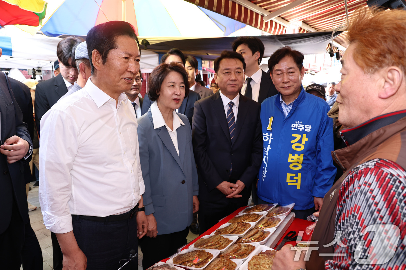(하남=뉴스1) 구윤성 기자 = 더불어민주당 정청래 대표와 추미애 경기지사 후보, 이광재 하남갑 보궐선거 후보, 강병덕 하남시장 후보가 29일 오후 경기도 하남 덕풍전통시장을 찾아 …