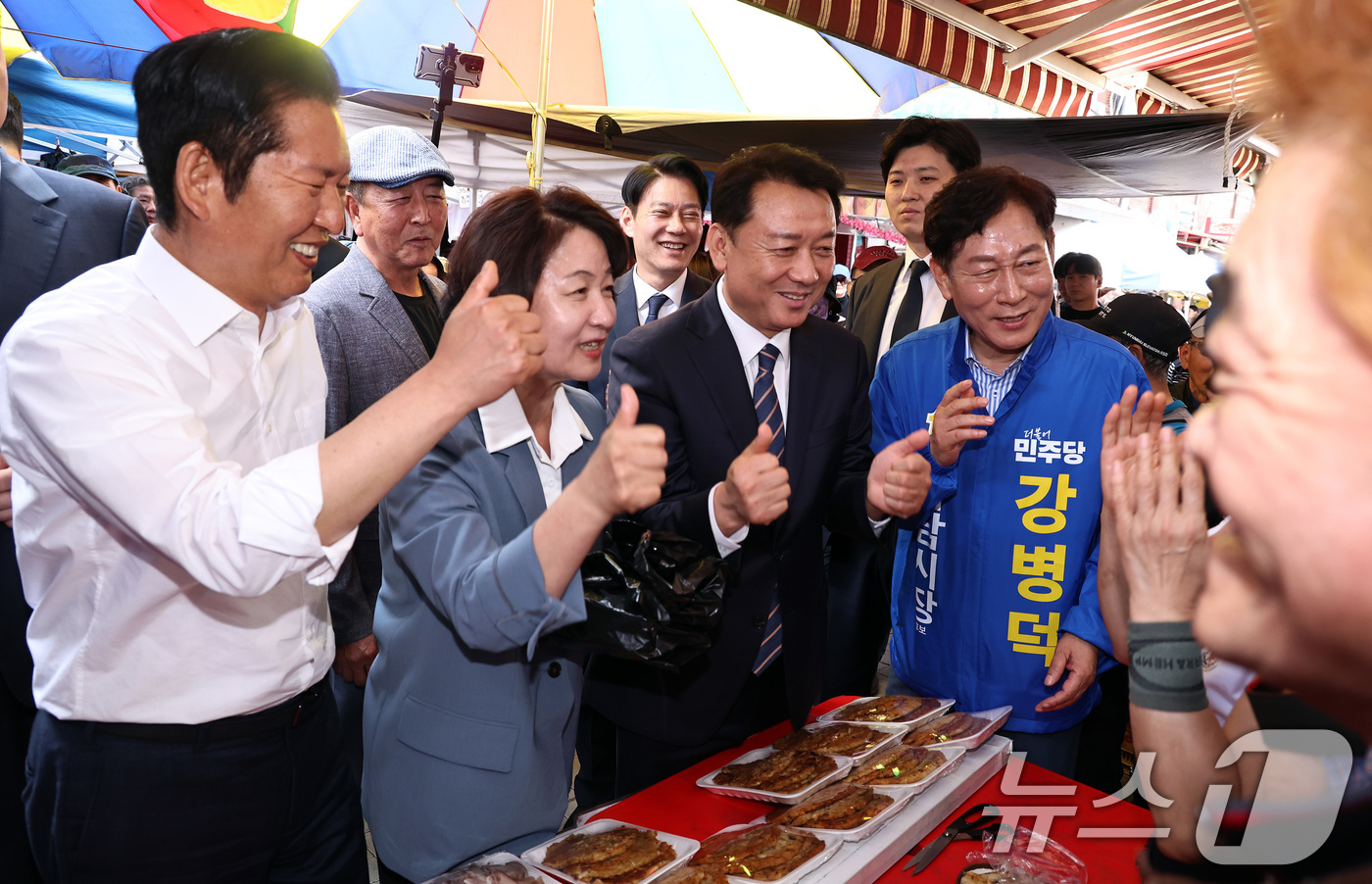 (하남=뉴스1) 구윤성 기자 = 더불어민주당 정청래 대표(왼쪽부터)와 추미애 경기지사 후보, 이광재 하남갑 보궐선거 후보, 강병덕 하남시장 후보가 29일 오후 경기도 하남 덕풍전통 …