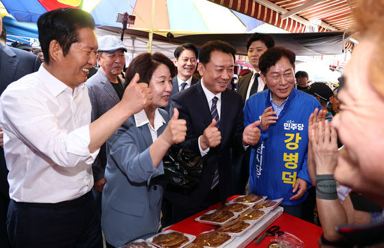 하남 덕풍시장 찾은 정청래·추미애·이광재·강병덕