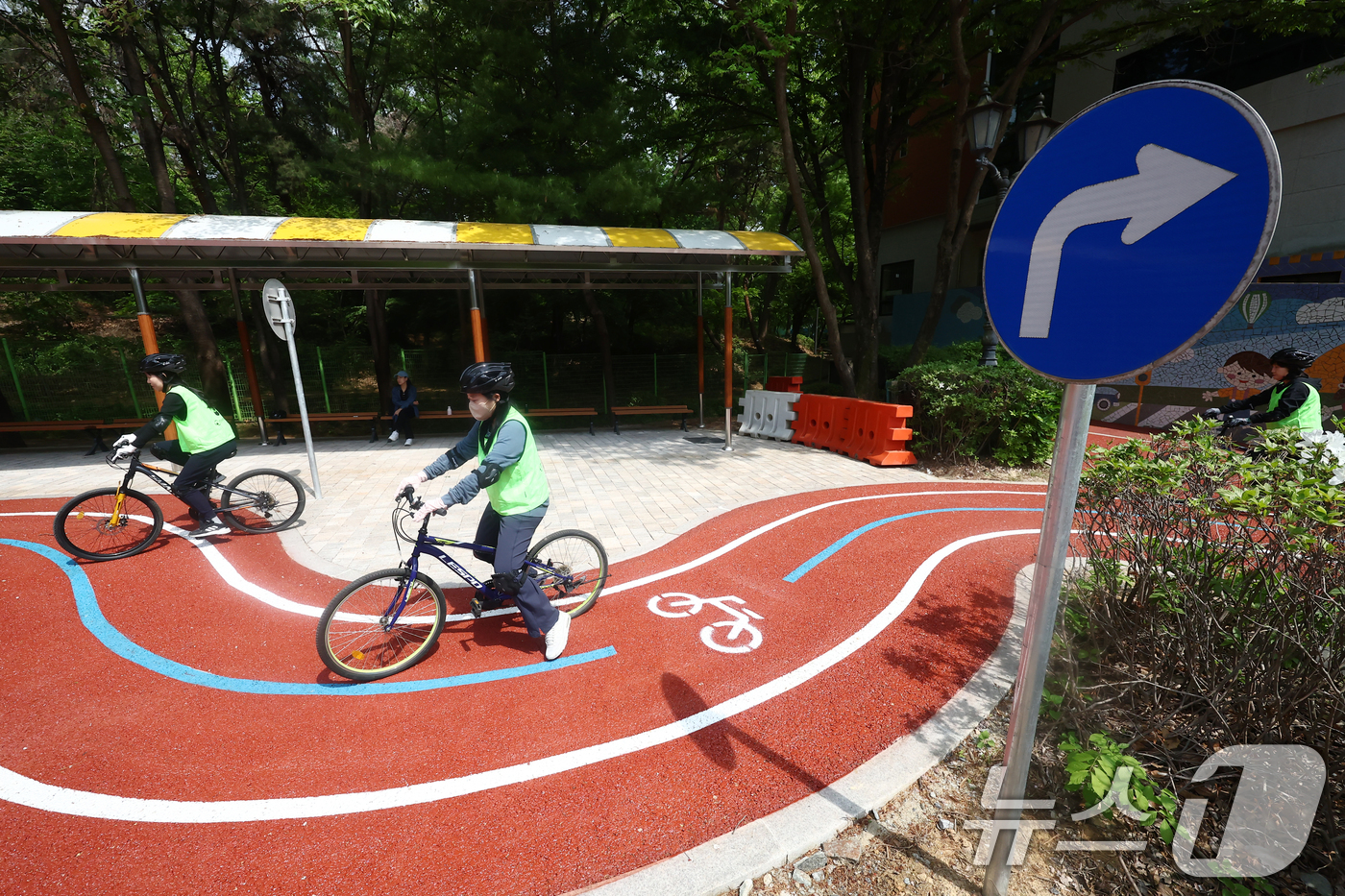 (서울=뉴스1) 김민지 기자 = 29일 오후 서울 송파구 송파안전체험교육관에서 시민들이 자전거 타는 방법을 배우고 있다.송파구는 지역 내 자전거 이용을 활성화하고 안전한 탑승 문화 …