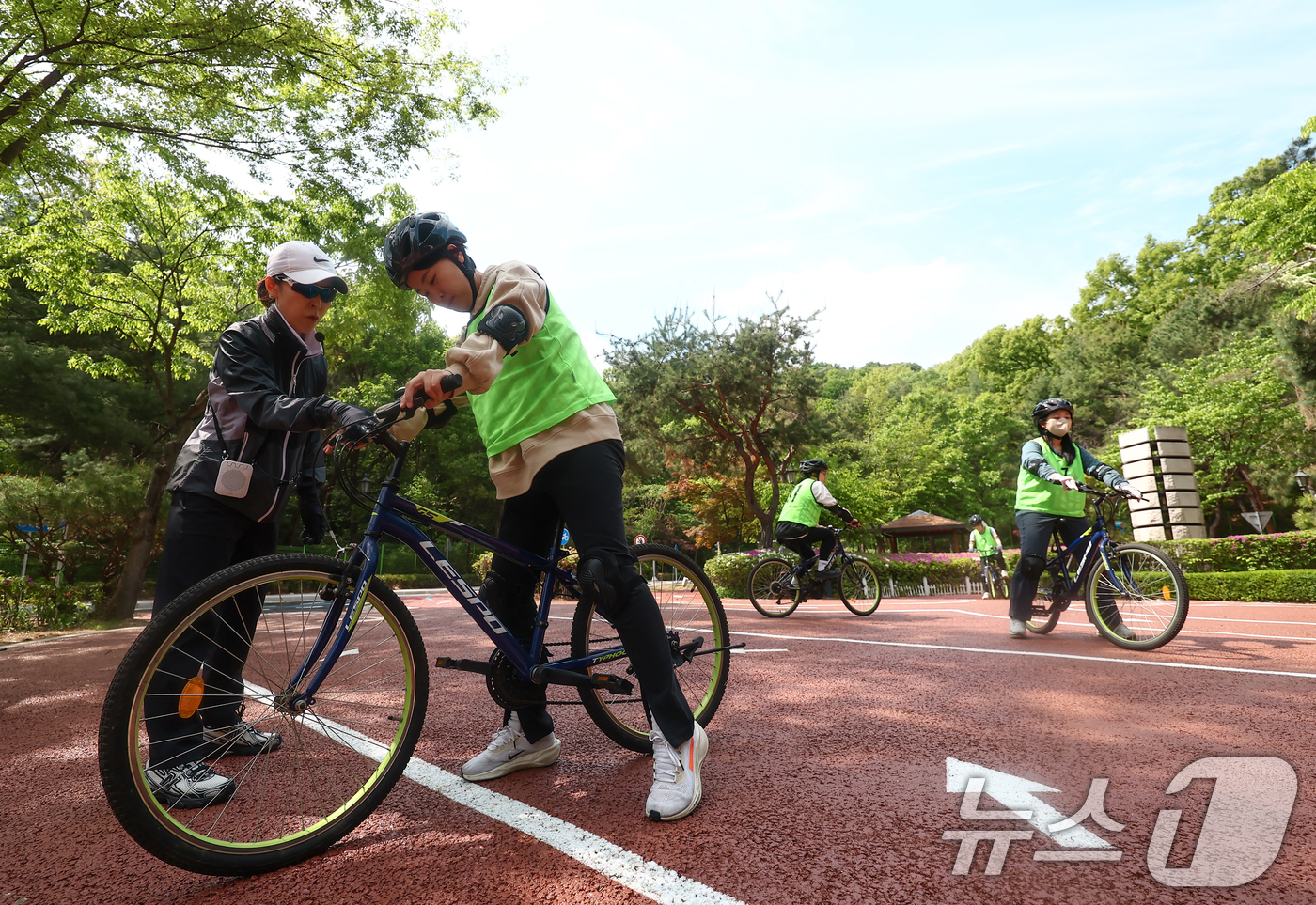 (서울=뉴스1) 김민지 기자 = 29일 오후 서울 송파구 송파안전체험교육관에서 시민들이 자전거 타는 방법을 배우고 있다.송파구는 지역 내 자전거 이용을 활성화하고 안전한 탑승 문화 …
