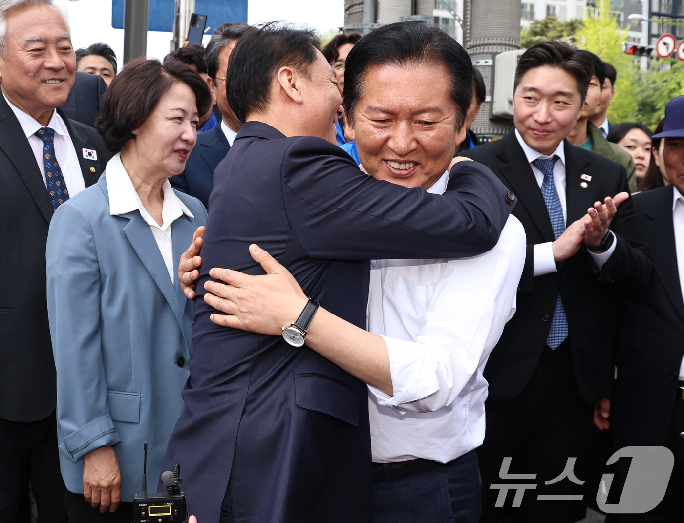 (하남=뉴스1) 구윤성 기자 = 더불어민주당 정청래 대표와 이광재 하남갑 보궐선거 후보가 29일 오후 경기도 하남 덕풍전통시장에서 만나 포옹하고 있다. 2026.4.29/뉴스1