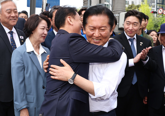 포옹하는 정청래 대표와 이광재 후보