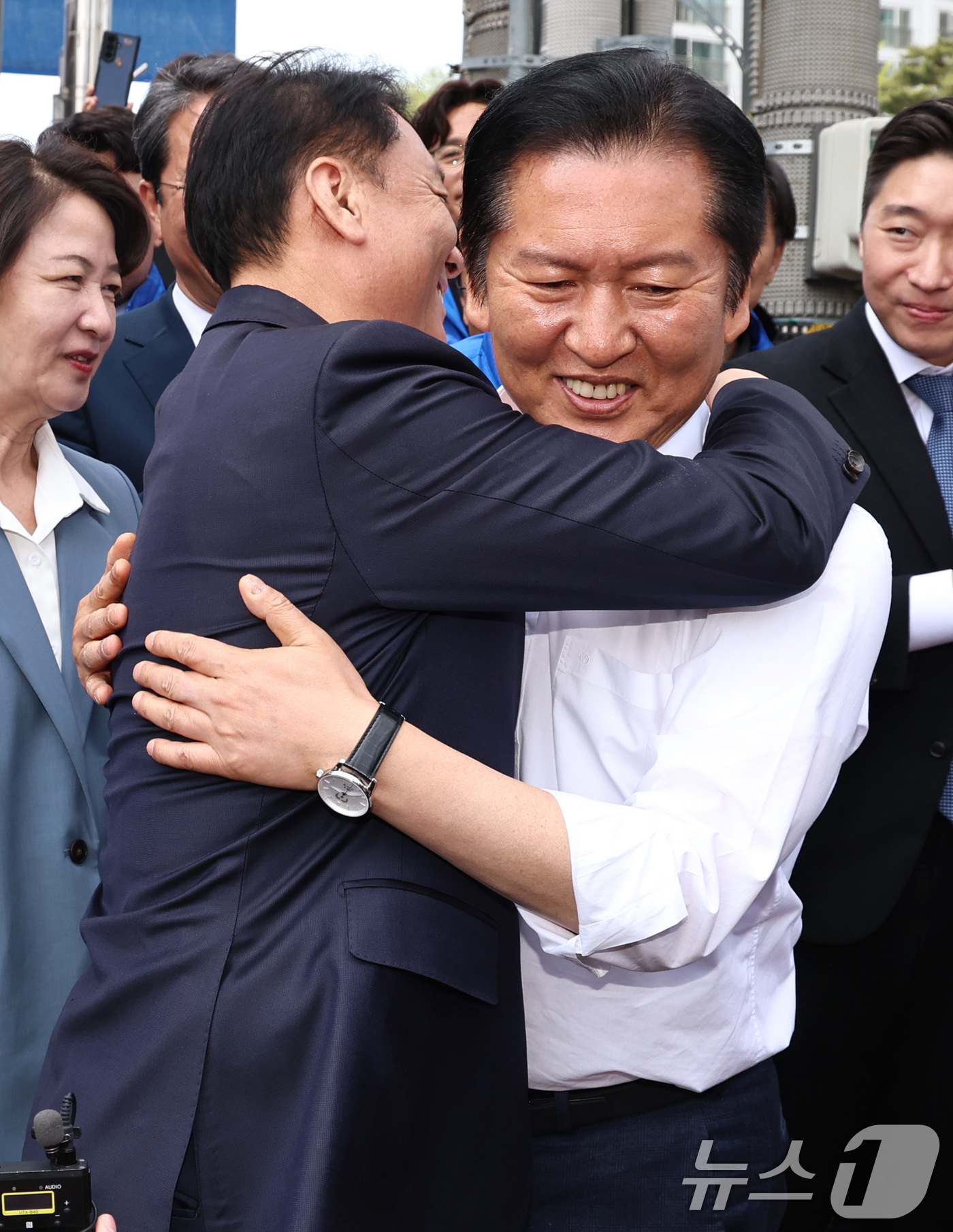 (하남=뉴스1) 구윤성 기자 = 더불어민주당 정청래 대표와 이광재 하남갑 보궐선거 후보가 29일 오후 경기도 하남 덕풍전통시장에서 만나 포옹하고 있다. 2026.4.29/뉴스1