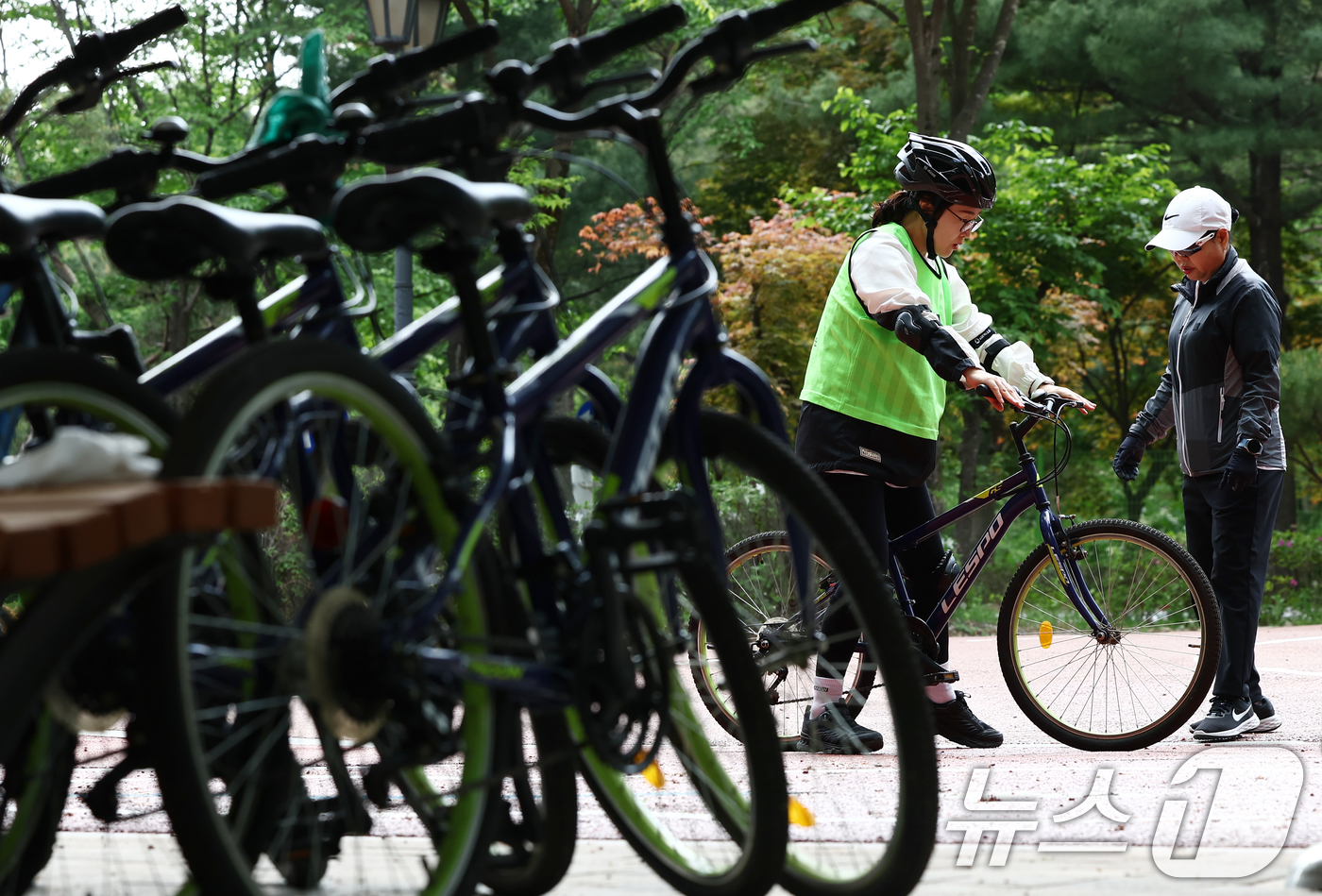 (서울=뉴스1) 김민지 기자 = 29일 오후 서울 송파구 송파안전체험교육관에서 시민들이 자전거 타는 방법을 배우고 있다.송파구는 지역 내 자전거 이용을 활성화하고 안전한 탑승 문화 …