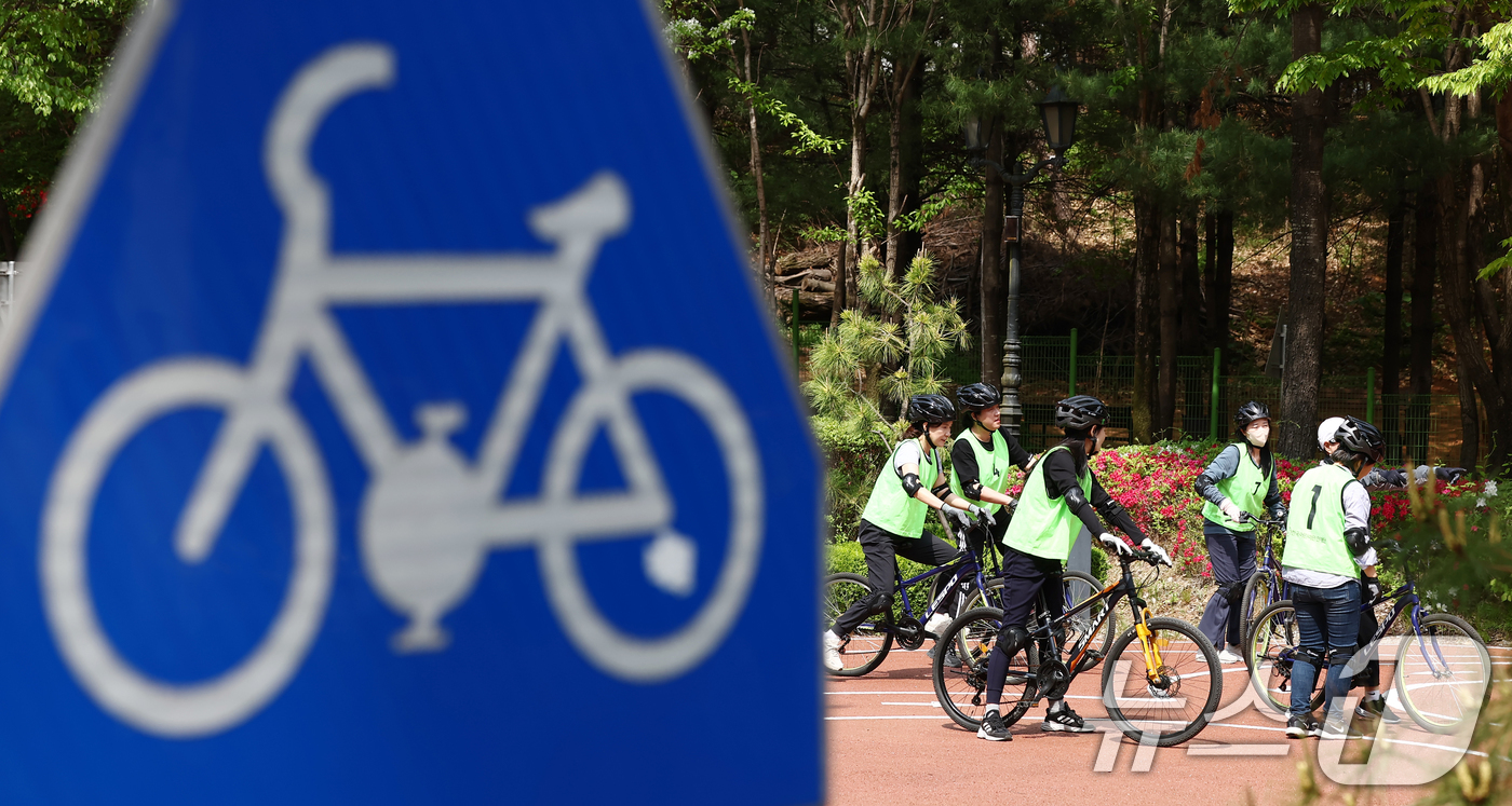 (서울=뉴스1) 김민지 기자 = 29일 오후 서울 송파구 송파안전체험교육관에서 시민들이 자전거 타는 방법을 배우고 있다.송파구는 지역 내 자전거 이용을 활성화하고 안전한 탑승 문화 …