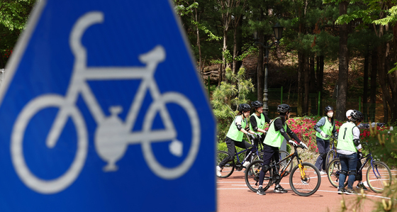 맑은 날 배우는 자전거 타는 방법