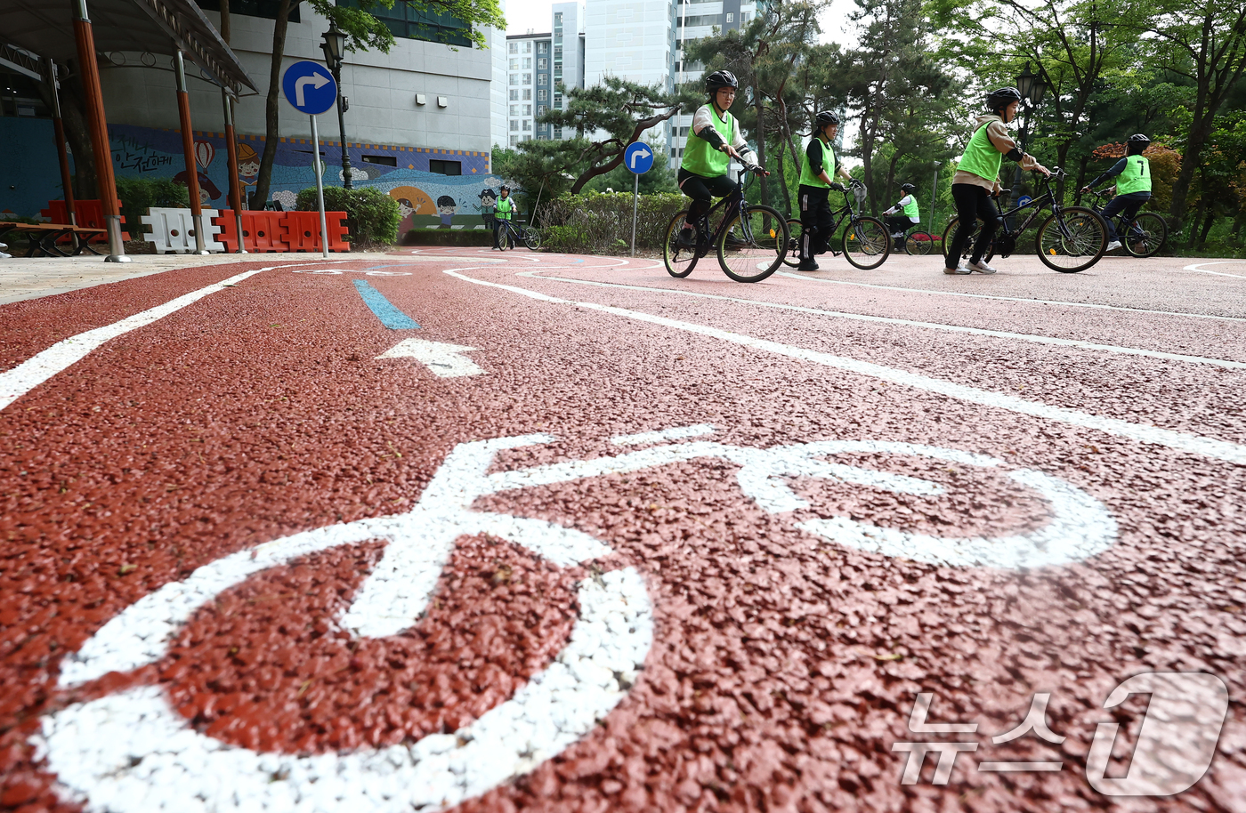 (서울=뉴스1) 김민지 기자 = 29일 오후 서울 송파구 송파안전체험교육관에서 시민들이 자전거 타는 방법을 배우고 있다.송파구는 지역 내 자전거 이용을 활성화하고 안전한 탑승 문화 …