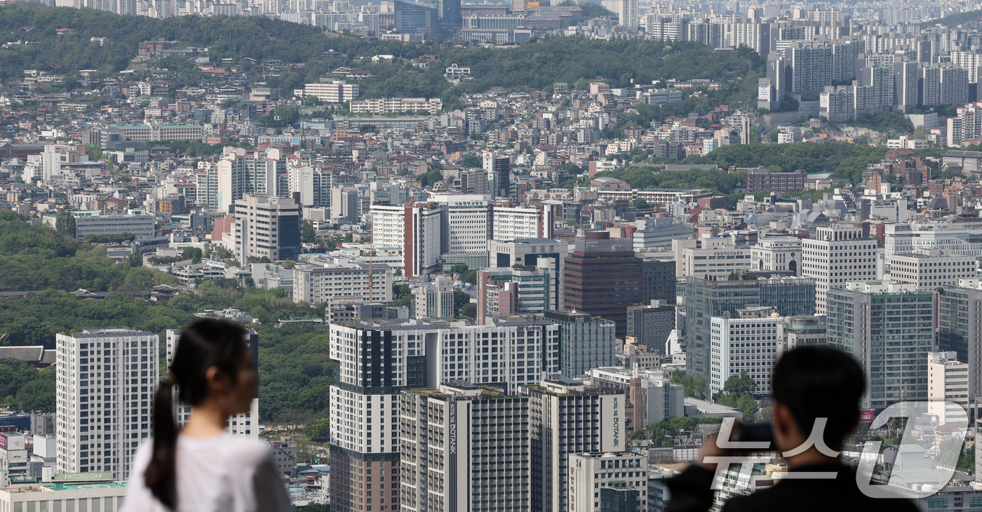 (서울=뉴스1) 임지훈 인턴기자 = 올해 공동주택 공시가격 결정을 앞두고 접수된 국민 의견 중 약 13%가 실제 가격 조정에 반영된 것으로 나타났다.29일 국토교통부에 따르면 오는 …