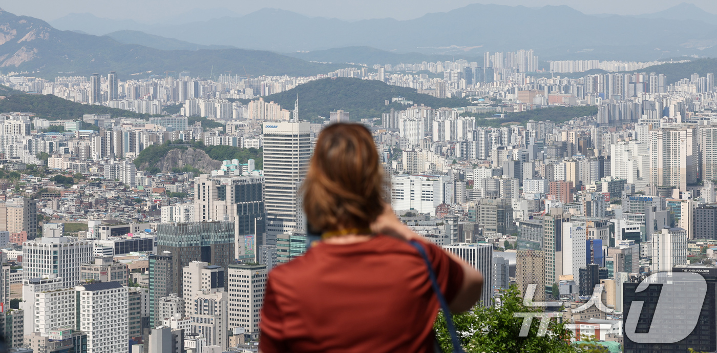 (서울=뉴스1) 임지훈 인턴기자 = 올해 공동주택 공시가격 결정을 앞두고 접수된 국민 의견 중 약 13%가 실제 가격 조정에 반영된 것으로 나타났다.29일 국토교통부에 따르면 오는 …