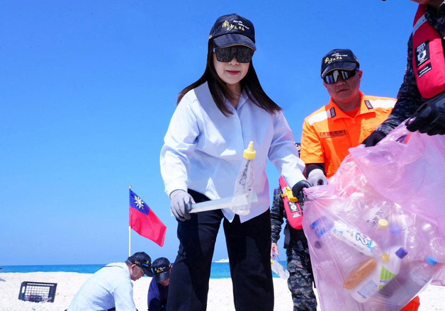 분쟁 섬 쓰레기 치우고 온 대만 장관…베트남 "주권 침해" 항의