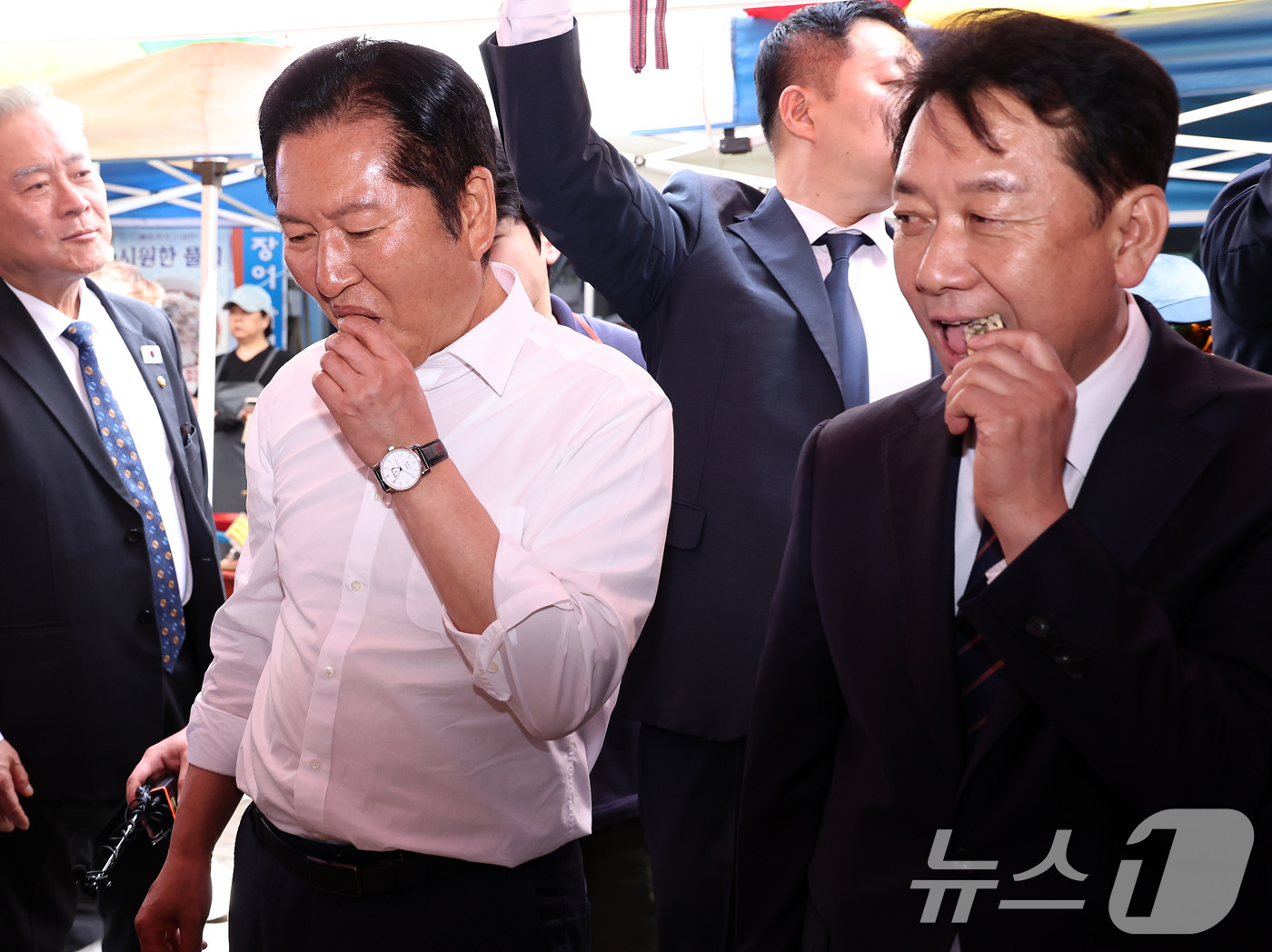 (하남=뉴스1) 구윤성 기자 = 정청래 더불어민주당 대표와 이광재 하남갑 보궐선거 후보가 29일 오후 경기도 하남 덕풍전통시장을 찾아 강정을 맛보고 있다. 2026.4.29/뉴스1 …