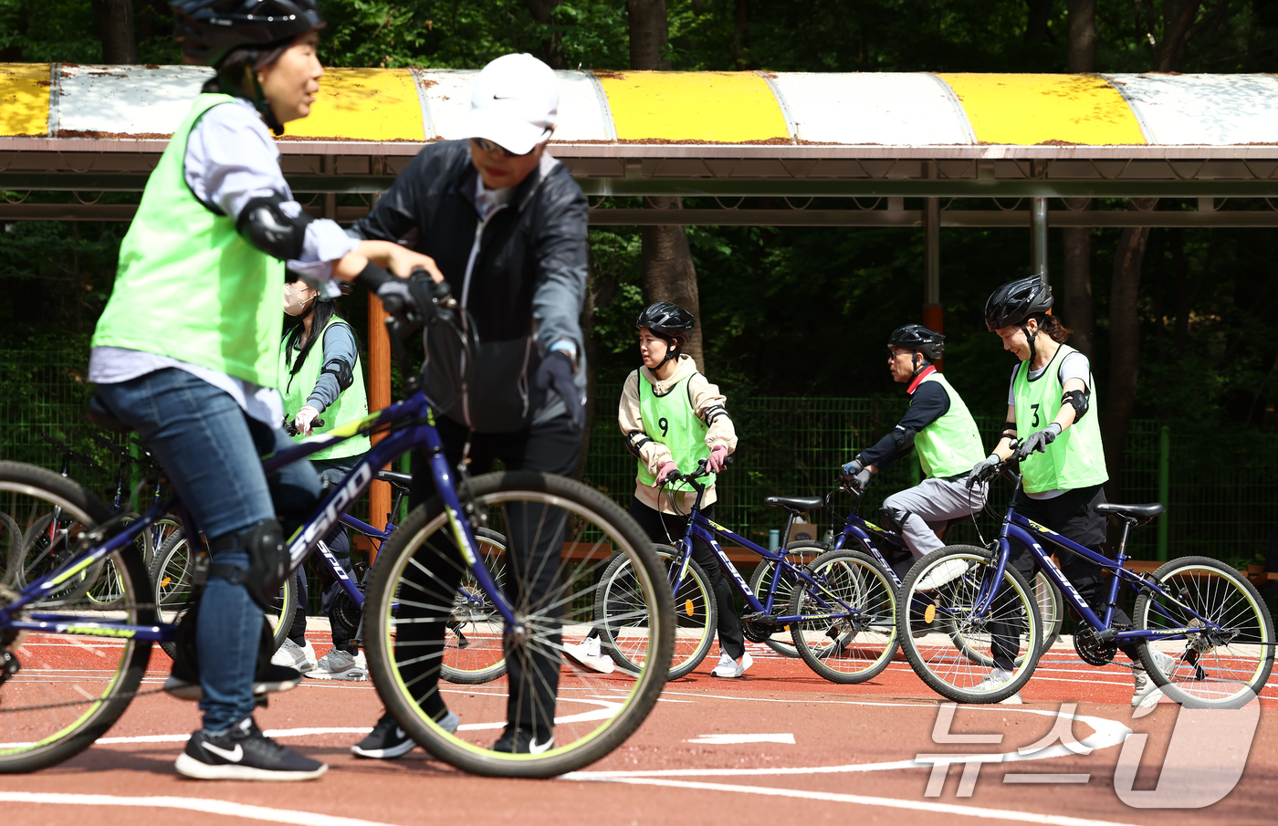(서울=뉴스1) 김민지 기자 = 29일 오후 서울 송파구 송파안전체험교육관에서 시민들이 자전거 타는 방법을 배우고 있다.송파구는 지역 내 자전거 이용을 활성화하고 안전한 탑승 문화 …