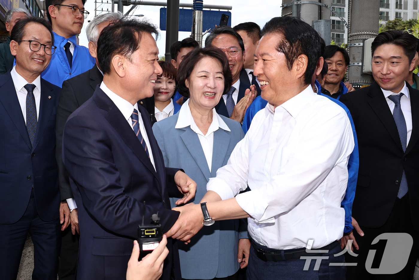 (하남=뉴스1) 구윤성 기자 = 더불어민주당 정청래 대표와 이광재 하남갑 보궐선거 후보가 29일 오후 경기도 하남 덕풍전통시장에서 만나 악수하고 있다. 2026.4.29/뉴스1