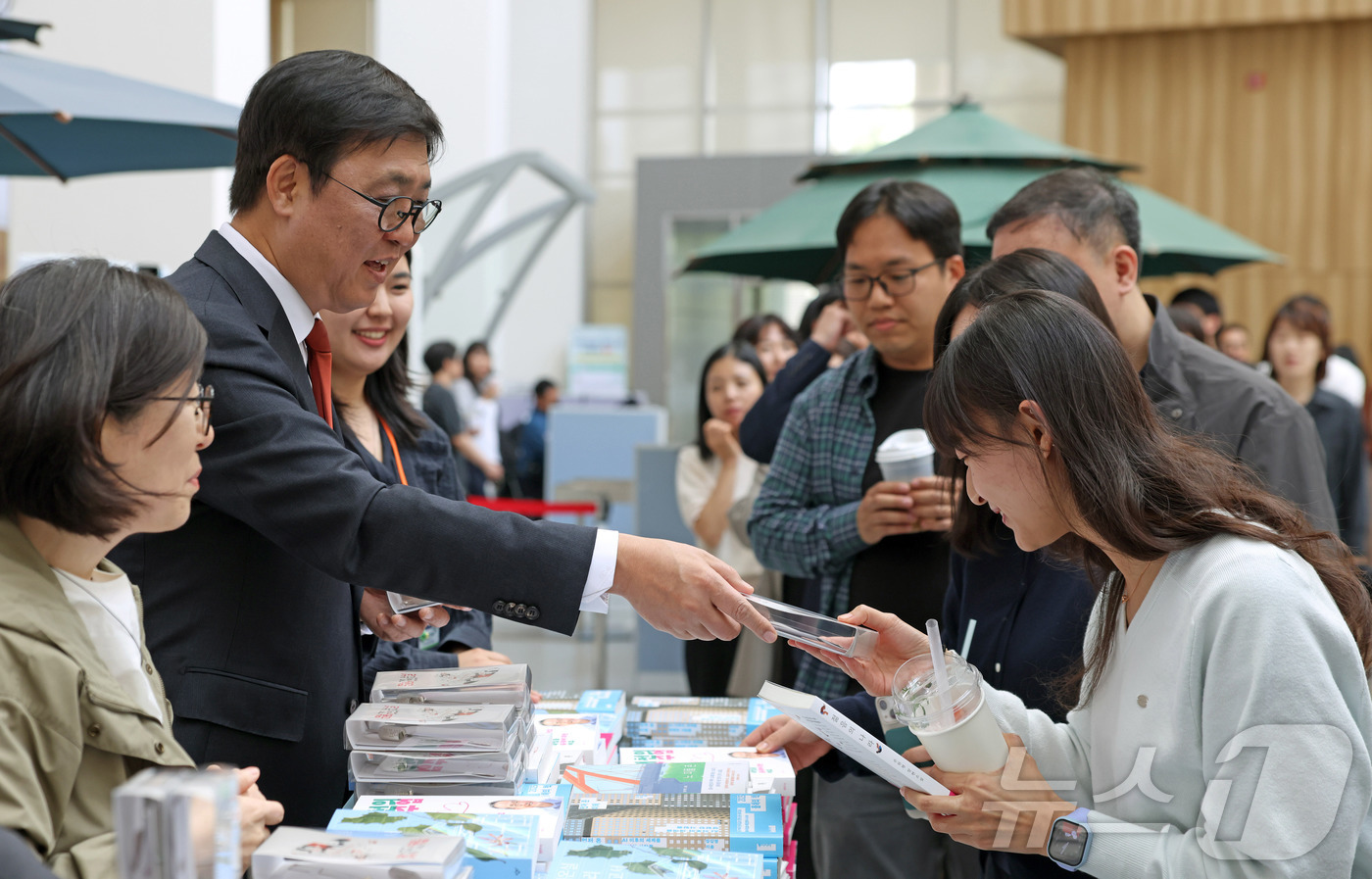 (서울=뉴스1) = 최휘영 문화체육관광부 장관이 29일 정부세종청사 15동 문체부 로비에서 세계 책의 날(4월 23일)을 기념해 직원들에게 책을 선물하고 있다. (문화체육관광부 제 …
