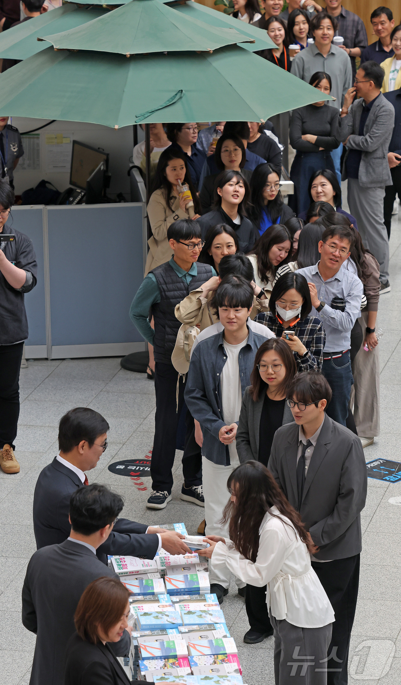 (서울=뉴스1) = 최휘영 문화체육관광부 장관이 29일 정부세종청사 15동 문체부 로비에서 세계 책의 날(4월 23일)을 기념해 직원들에게 책을 선물하고 있다. (문화체육관광부 제 …