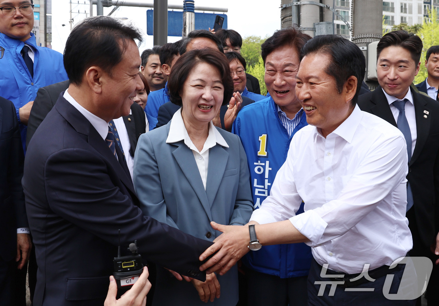 (하남=뉴스1) 구윤성 기자 = 더불어민주당 추미애 경기지사 후보와  이광재 하남갑 보궐선거 후보가 29일 오후 경기도 하남 덕풍전통시장을 찾아 인사 나누고 있다. 2026.4.2 …