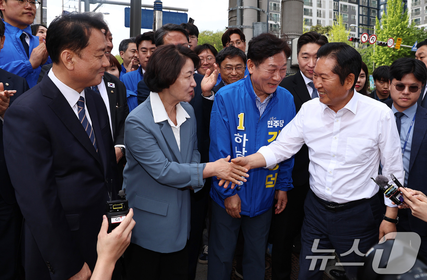 (하남=뉴스1) 구윤성 기자 = 정청래 더불어민주당 대표가  29일 오후 경기도 하남 덕풍전통시장을 찾아 추미애 경기지사 후보, 이광재 하남갑 보궐선거 후보, 강병덕 하남시장 후보 …