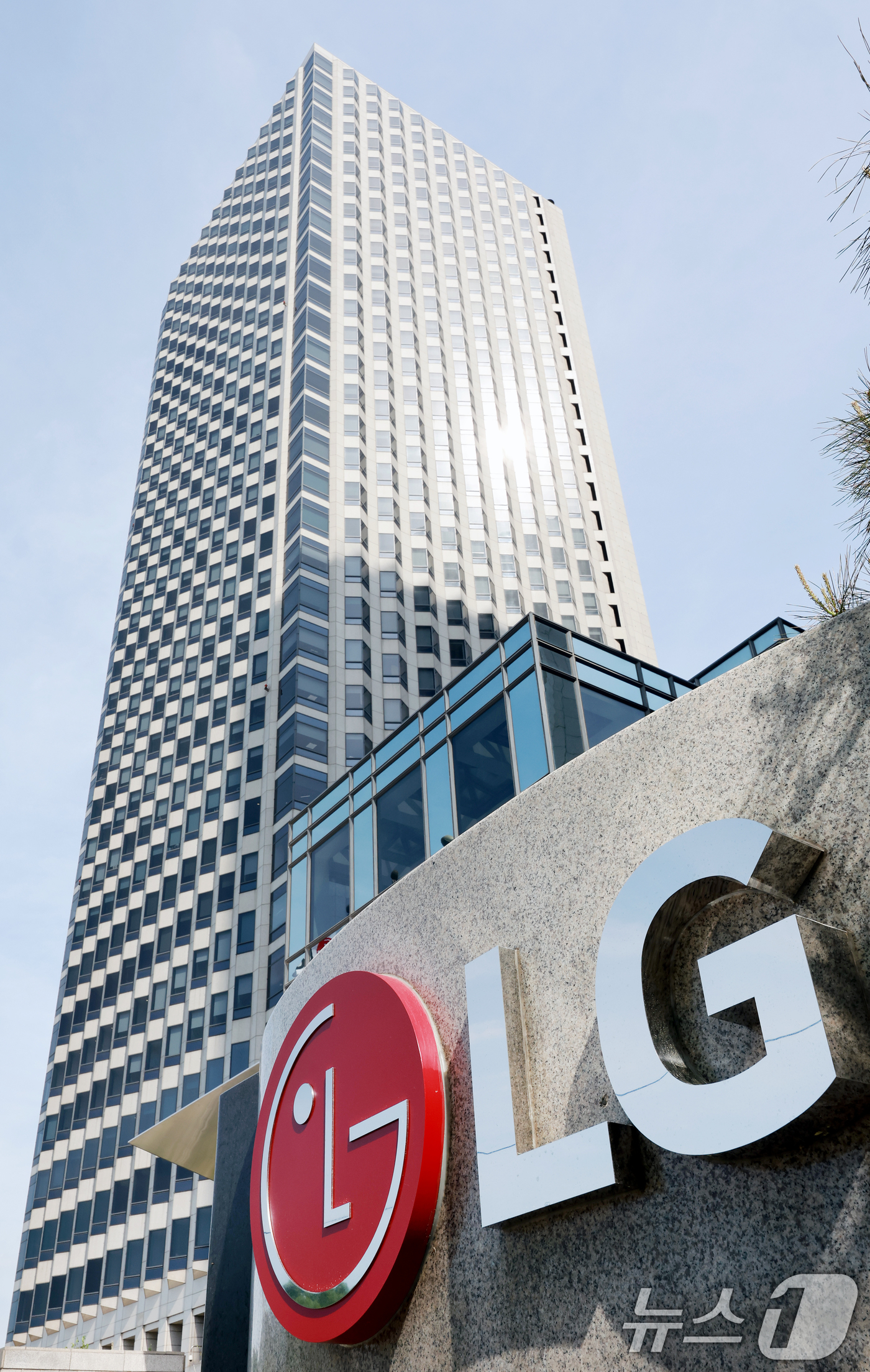 (서울=뉴스1) 이호윤 기자 = 29일 LG전자는 1분기 매출 23조7272억원, 영업이익 1조6737억원을 기록했다고 밝혔다. 매출은 전년 동기 대비 4.3% 늘며 역대 최대 기 …