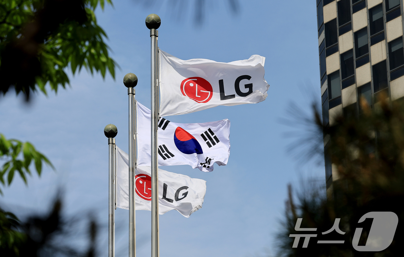 (서울=뉴스1) 이호윤 기자 = 29일 LG전자는 1분기 매출 23조7272억원, 영업이익 1조6737억원을 기록했다고 밝혔다. 매출은 전년 동기 대비 4.3% 늘며 역대 최대 기 …