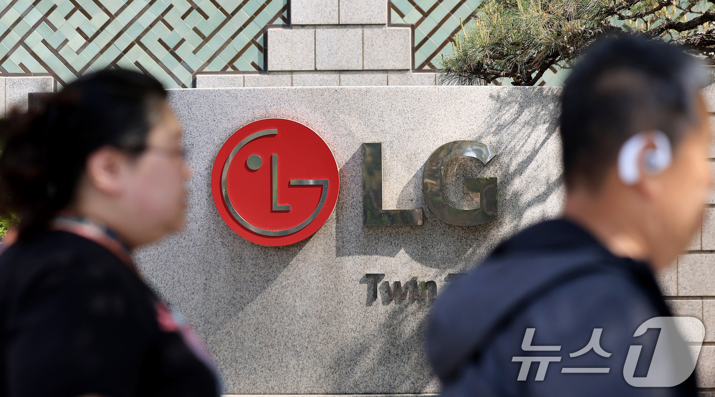 (서울=뉴스1) 이호윤 기자 = 29일 LG전자는 1분기 매출 23조7272억원, 영업이익 1조6737억원을 기록했다고 밝혔다. 매출은 전년 동기 대비 4.3% 늘며 역대 최대 기 …