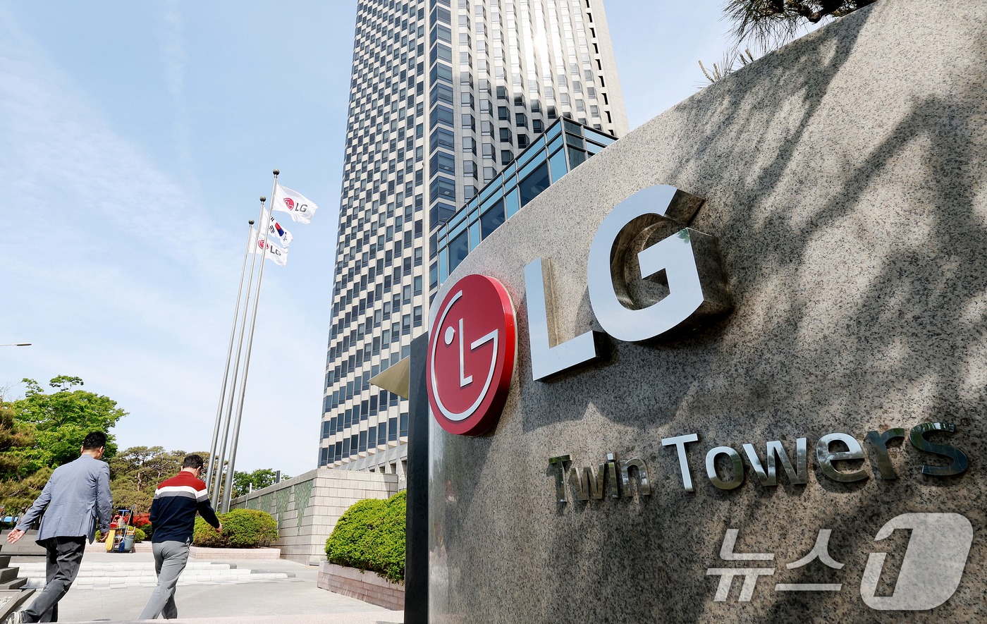 (서울=뉴스1) 이호윤 기자 = 29일 LG전자는 1분기 매출 23조7272억원, 영업이익 1조6737억원을 기록했다고 밝혔다. 매출은 전년 동기 대비 4.3% 늘며 역대 최대 기 …