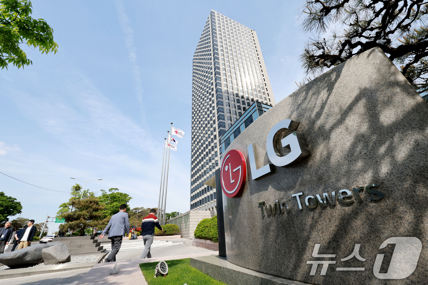 (서울=뉴스1) 이호윤 기자 = 29일 LG전자는 1분기 매출 23조7272억원, 영업이익 1조6737억원을 기록했다고 밝혔다. 매출은 전년 동기 대비 4.3% 늘며 역대 최대 기 …