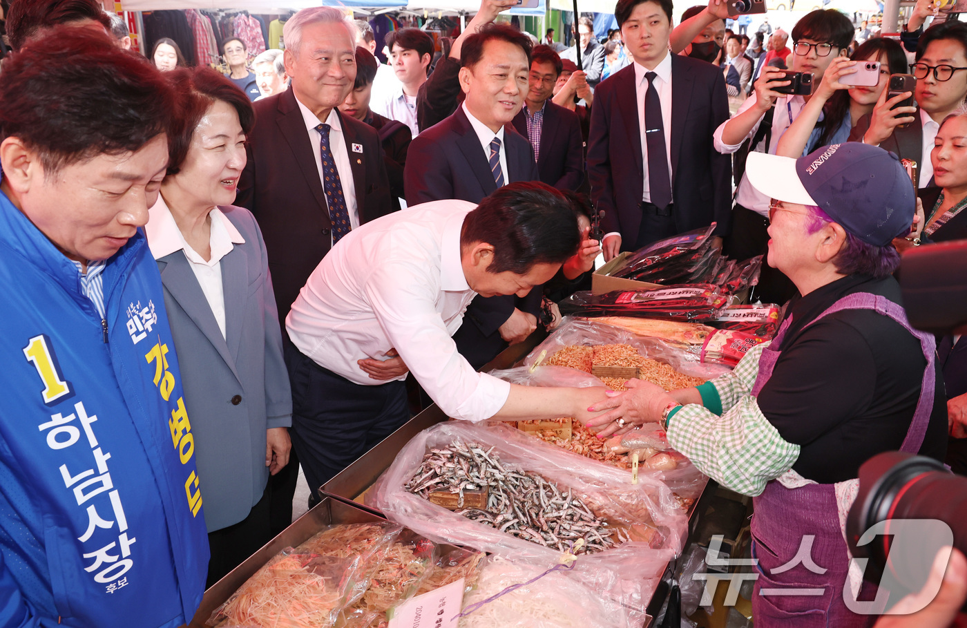 (하남=뉴스1) 구윤성 기자 = 더불어민주당 정청래 대표와 추미애 경기지사 후보, 이광재 하남갑 보궐선거 후보, 강병덕 하남시장 후보가 29일 오후 경기도 하남 덕풍전통시장을 찾아 …