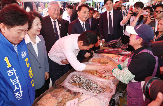 하남시장 찾은 정청래 "오이도 1번, 조기도 일자네"…추미애·이광재 지원