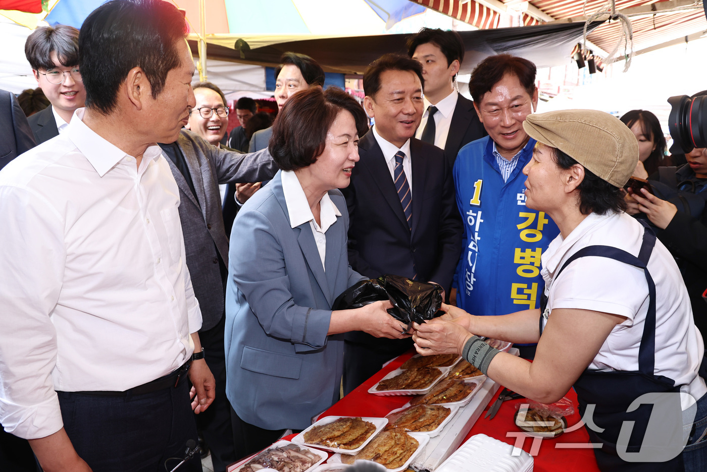 (하남=뉴스1) 구윤성 기자 = 더불어민주당 정청래 대표와 추미애 경기지사 후보, 이광재 하남갑 보궐선거 후보, 강병덕 하남시장 후보가 29일 오후 경기도 하남 덕풍전통시장을 찾아 …