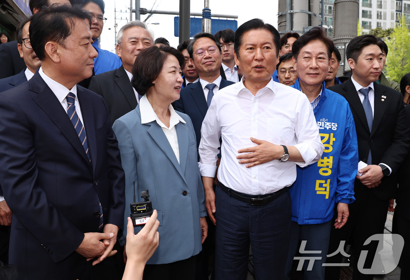 (하남=뉴스1) 구윤성 기자 = 더불어민주당 정청래 대표와 추미애 경기지사 후보, 이광재 하남갑 보궐선거 후보, 강병덕 하남시장 후보가 29일 오후 경기도 하남 덕풍전통시장을 방문 …