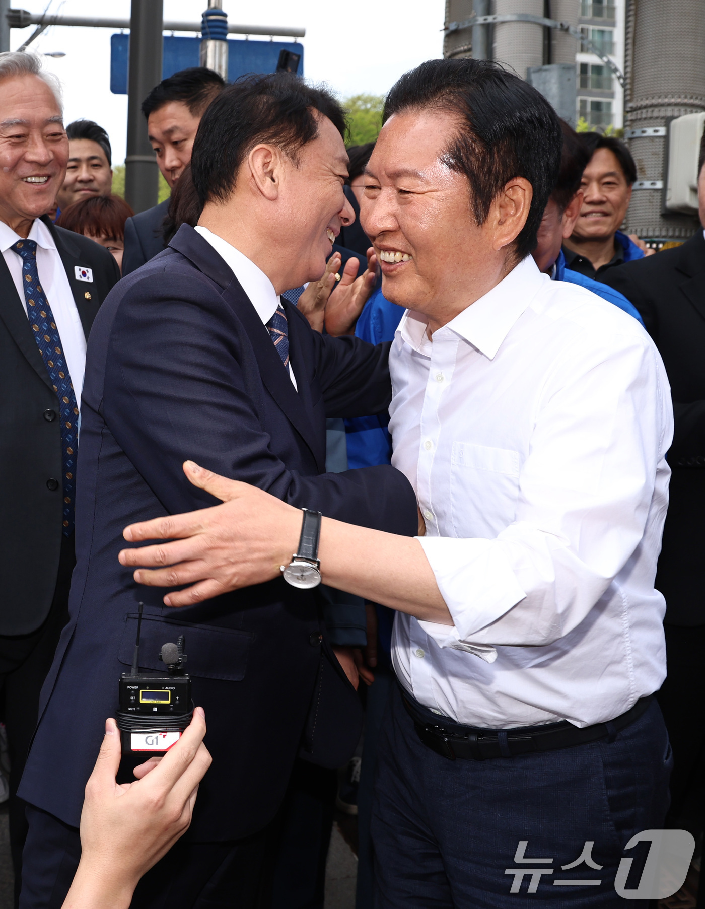 (하남=뉴스1) 구윤성 기자 = 더불어민주당 정청래 대표와 이광재 하남갑 보궐선거 후보가 29일 오후 경기도 하남 덕풍전통시장에서 만나 포옹하고 있다. 2026.4.29/뉴스1