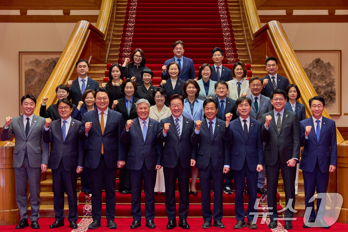 (서울=뉴스1) 이재명 기자 = 이재명 대통령이 29일 청와대에서 열린 비교섭단체 및 무소속 국회의원 초청 오찬 간담회에서 참석 의원들과 기념촬영을 하고 있다. (청와대 제공. 재 …