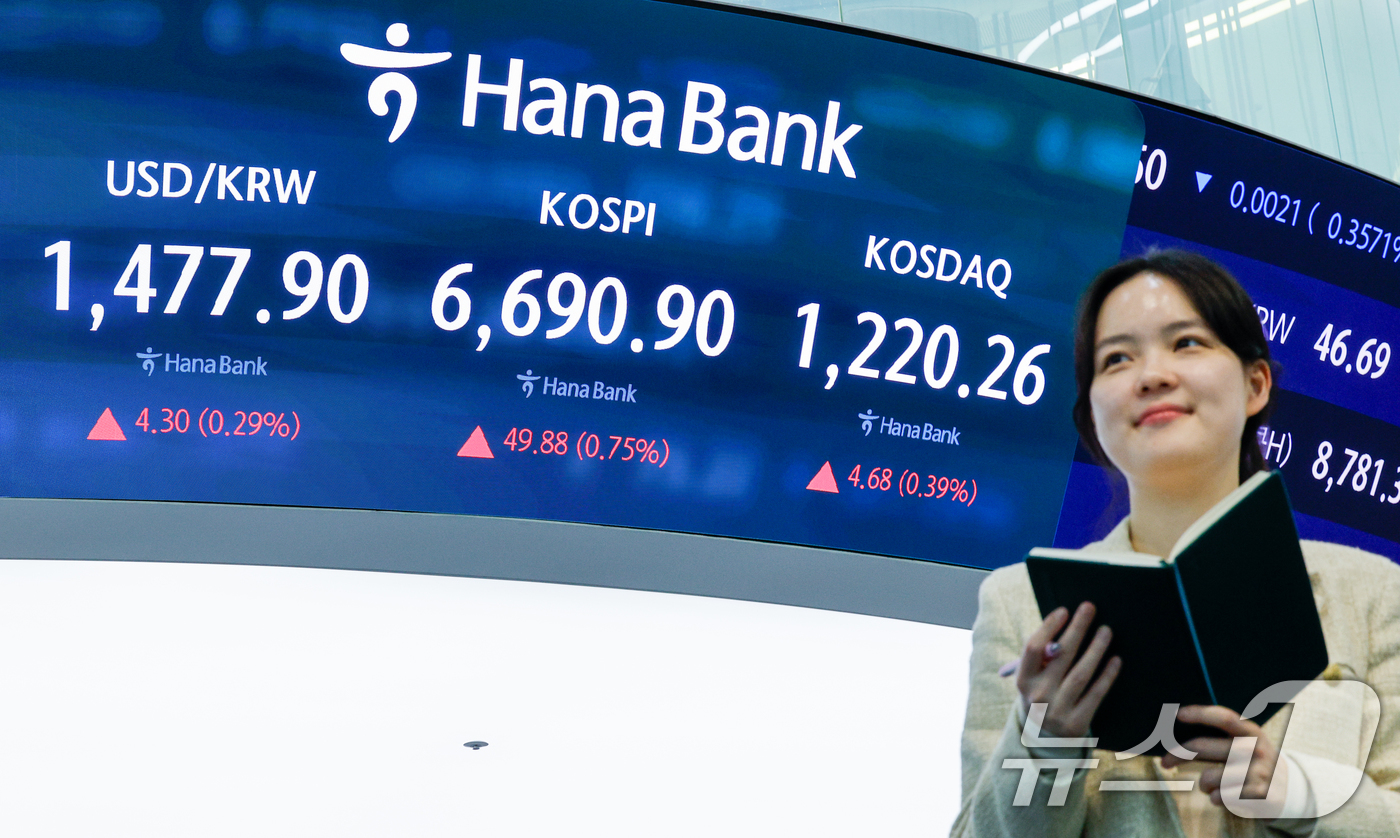 (서울=뉴스1) 안은나 기자 = 코스피가 종가 기준 사상 최고치를 기록한 29일 오후 서울 중구 하나은행 본점 딜링룸에 종가가 나오고 있다.이날 코스피 지수는 전일 종가와 비교해 …