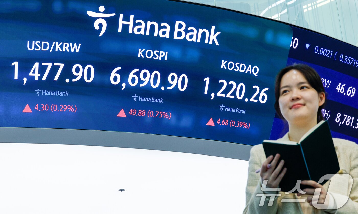 본문 이미지 - 코스피가 종가 기준 사상 최고치를 기록한 29일 오후 서울 중구 하나은행 본점 딜링룸에 종가가 나오고 있다.2026.4.29 ⓒ 뉴스1 안은나 기자