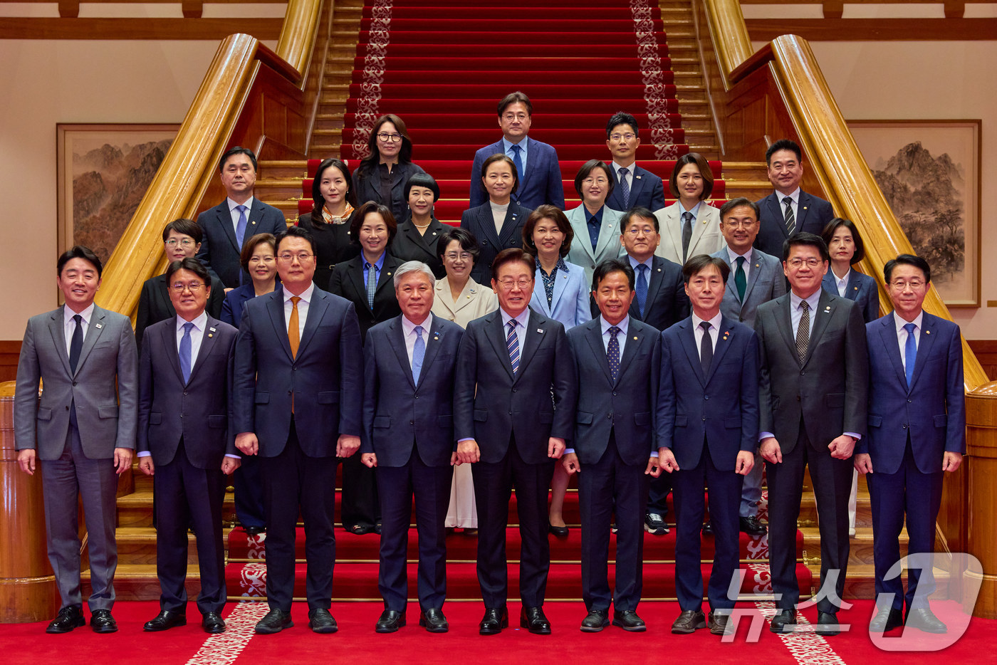 (서울=뉴스1) 이재명 기자 = 이재명 대통령이 29일 청와대에서 열린 비교섭단체 및 무소속 국회의원 초청 오찬 간담회에서 참석 의원들과 기념촬영을 하고 있다. (청와대 제공. 재 …