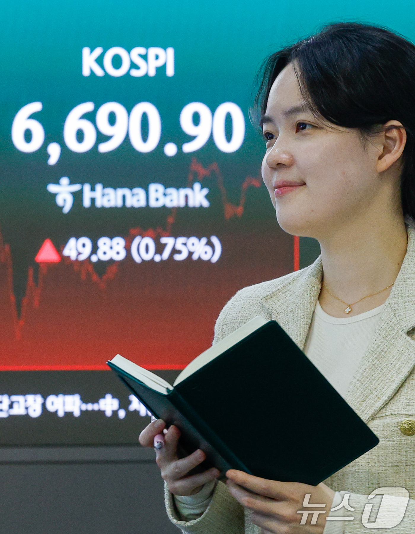 (서울=뉴스1) 안은나 기자 = 코스피가 종가 기준 사상 최고치를 기록한 29일 오후 서울 중구 하나은행 본점 딜링룸에 종가가 나오고 있다.이날 코스피 지수는 전일 종가와 비교해 …