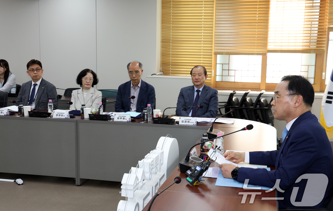 (서울=뉴스1) 김명섭 기자 = 차정인 국가교육위원회 위원장이 29일 오후 서울 종로구 세종대로 정부서울청사에서 열린 문해력 특별위원회 위촉식 및 제1차 회의에서 모두 발언을 하고 …