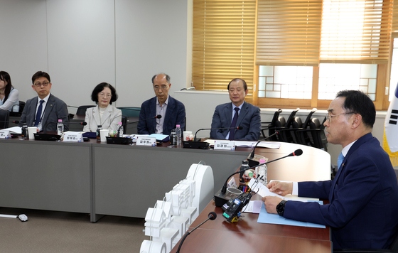 문해력 특위 주재하는 차정인 위원장